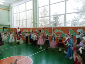 Сегодня в начальной школе прошёл новогодний утренник. Ребята танцевали, пели, участвовали в конкурсах, читали стихи. Ну и, конечно же, получили подарки от Деда Мороза..